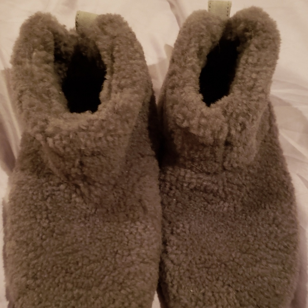 Size 7 Ugg gray ankle bootie slippers